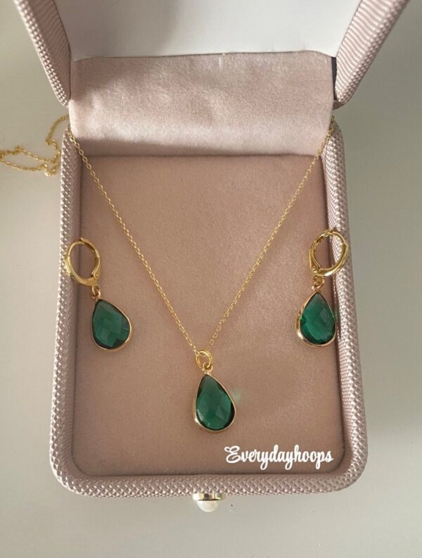 Emerald green teardrop earrings and necklace set; 18k gold plated